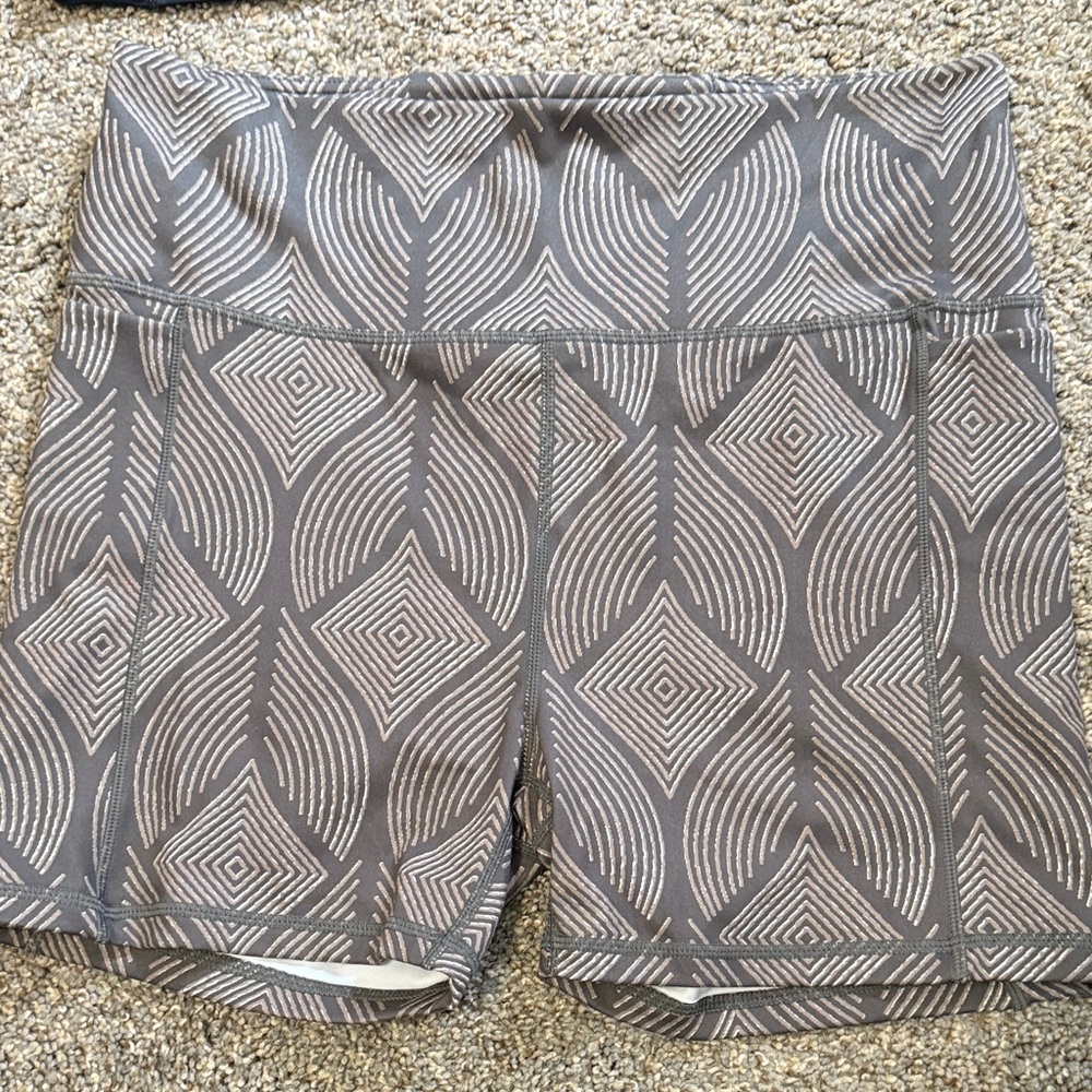 Senita Athletics NWOT XL Gray Patterned Women's Athletic Shorts pockets!!!